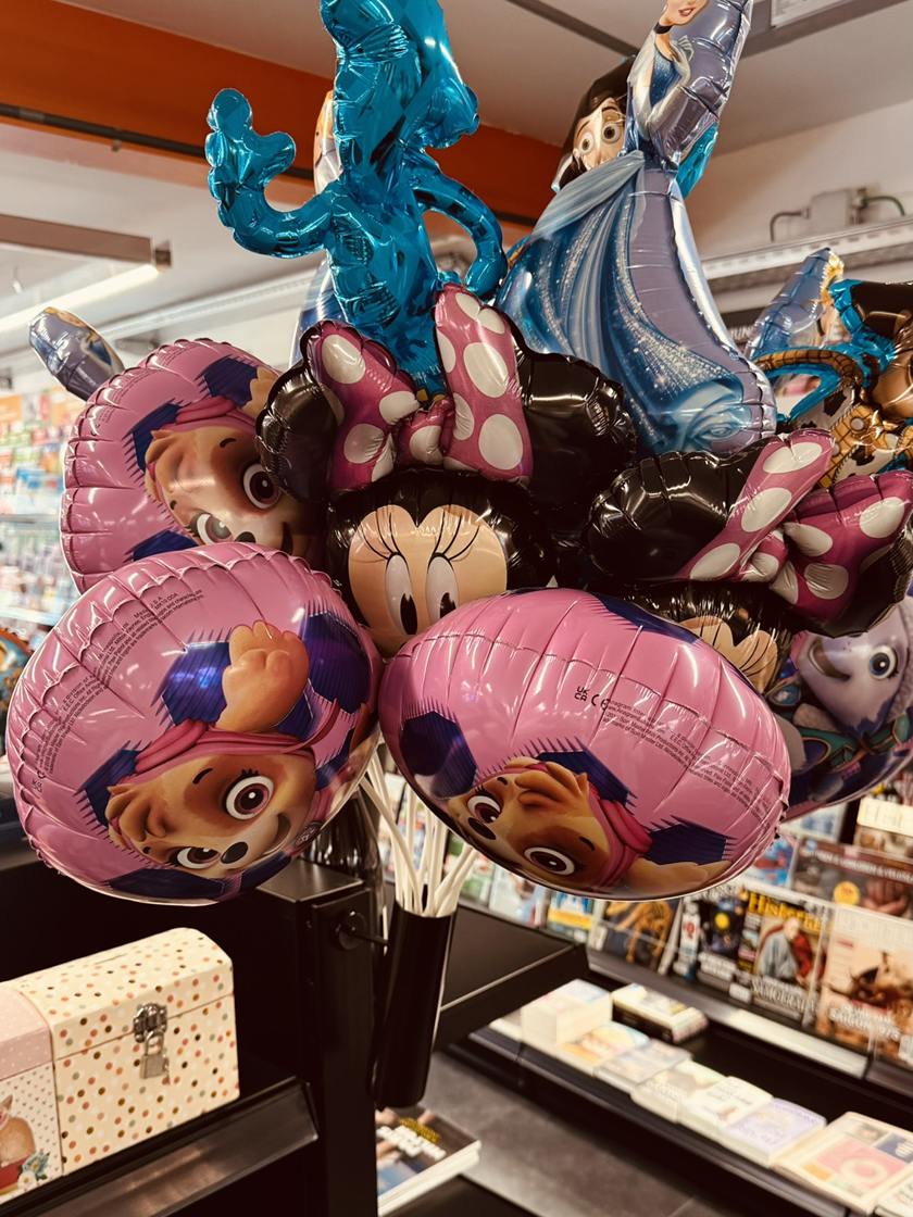 Een boeket folieballonnen met figuren in de winkel van LUX 2.0