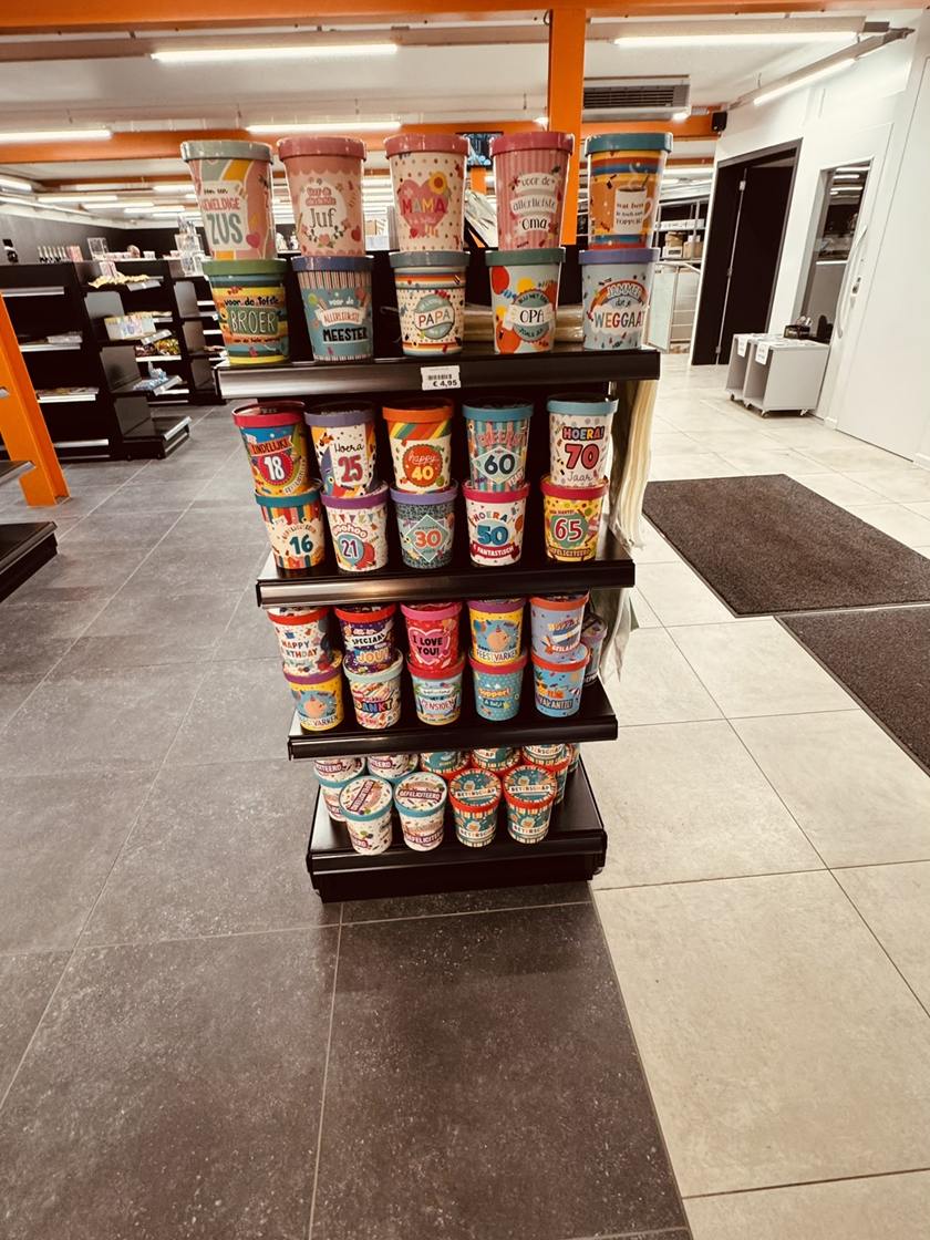 Het rek met snoepemmertjes om cadeau te doen bij LUX 2.0, met cijfers en opschriften voor elke gelegenheid