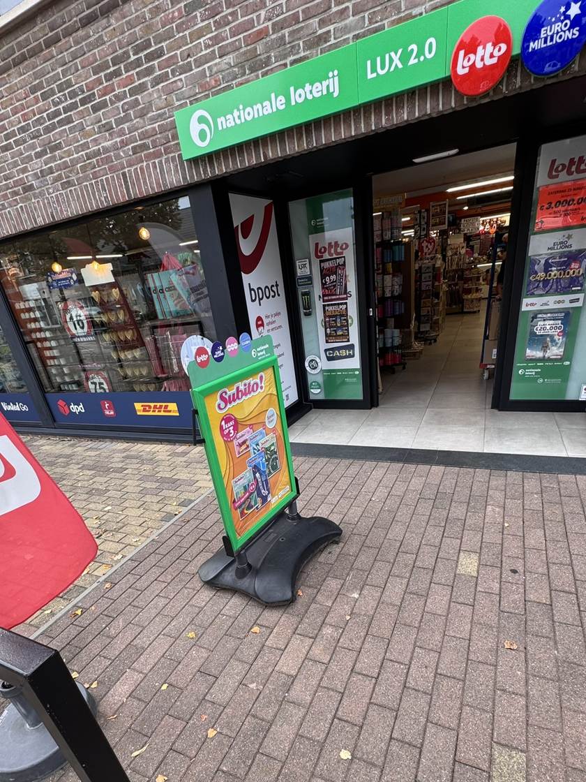 De ingang van LUX 2.0 met de uithangborden van de Nationale Loterij, Lotto en EuroMillions