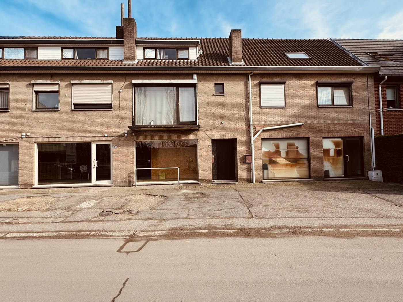 Het gebouw aan de Kazernelaan voor de verbouwing, met de oude gevel en de garagepoort