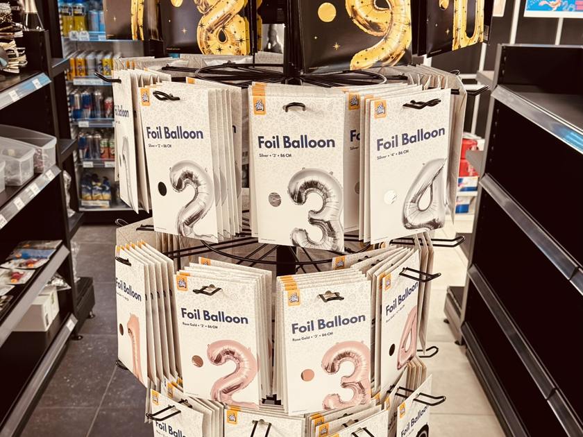 Folieballonnen met cijfers in de winkel van LUX 2.0