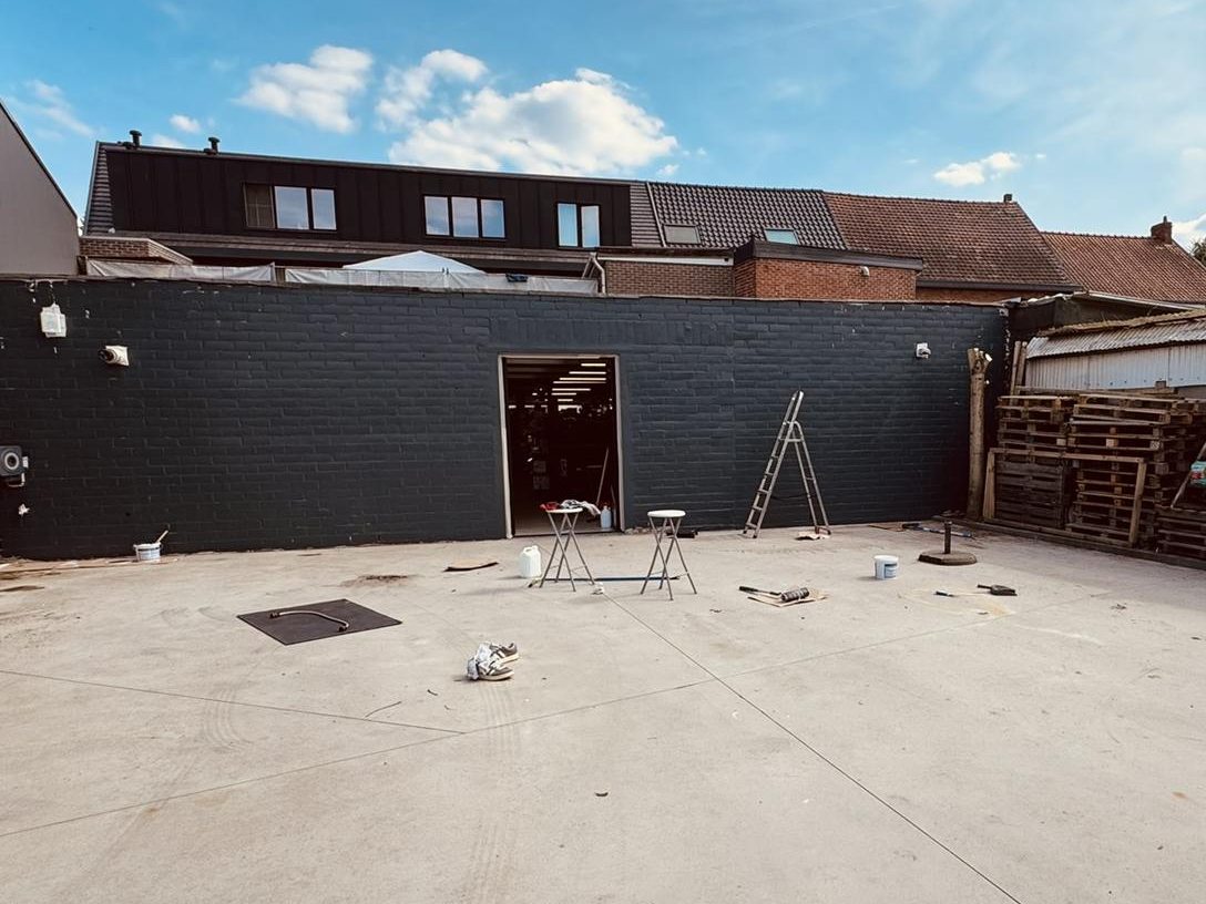 De koer achteraan in aanleg, met de pas gegoten betonvloer waar vandaag de vijverafdeling staat