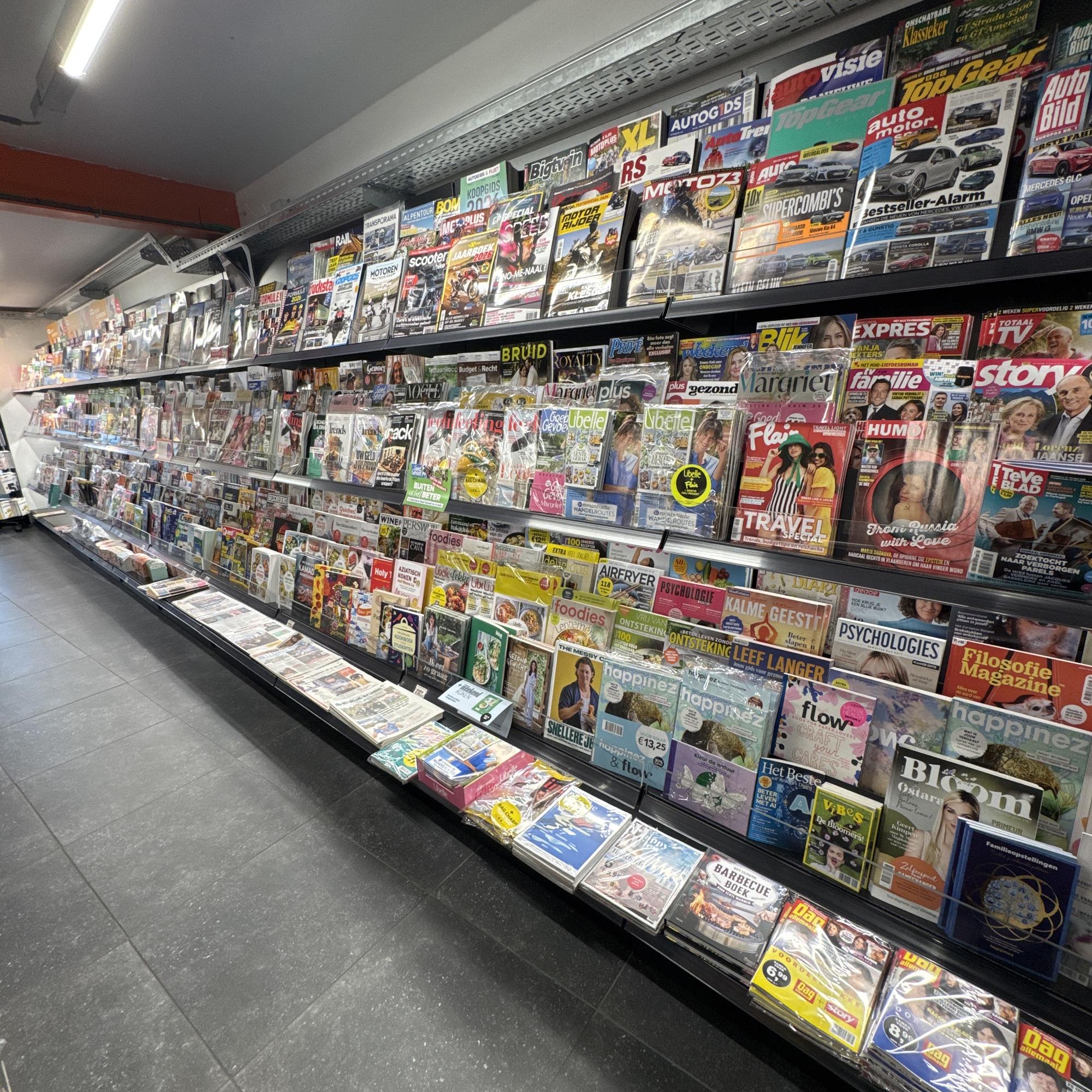 De perswand met kranten en tijdschriften bij LUX 2.0