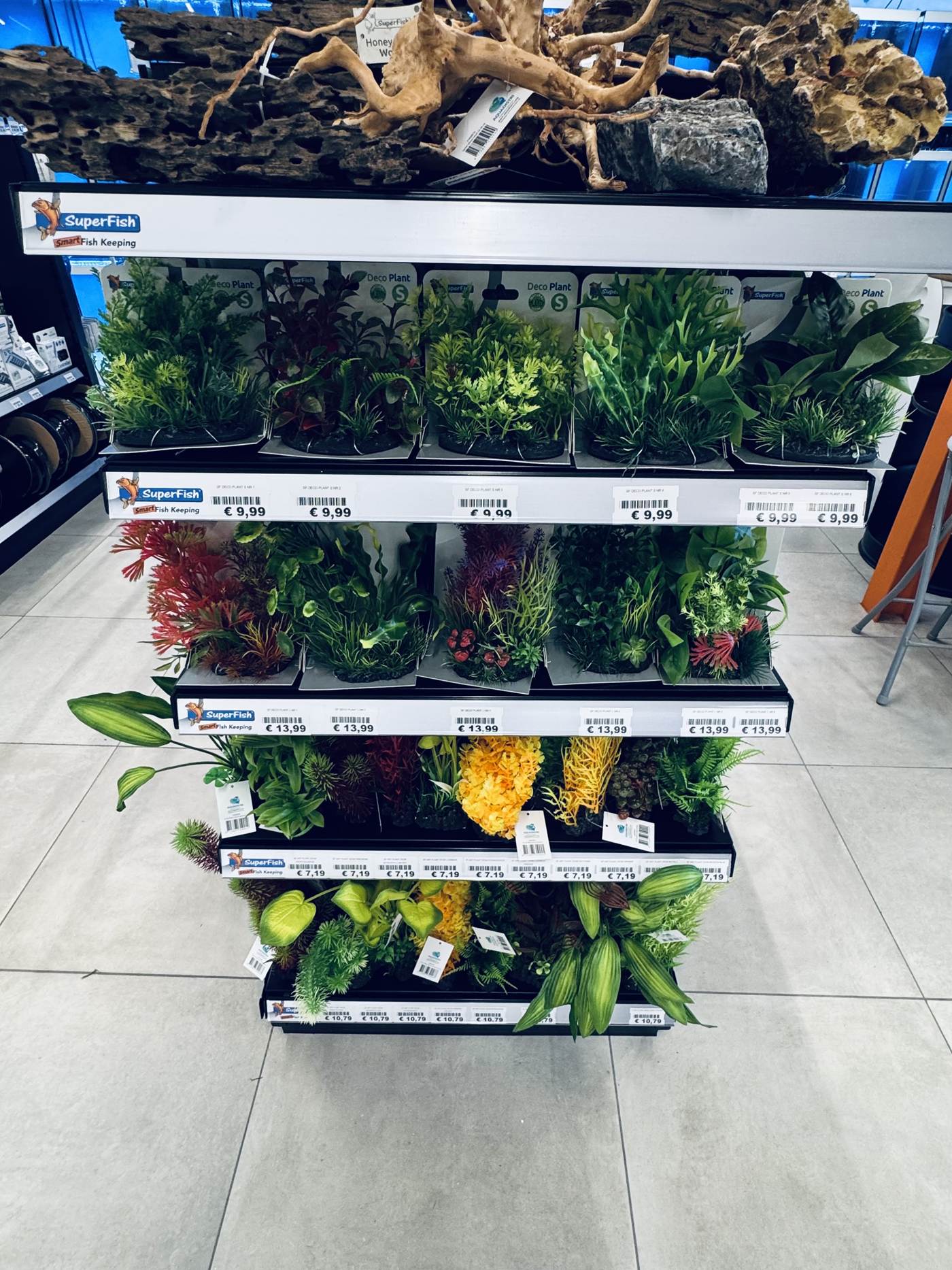Het plantenrek van LUX AQUA met aquariumplanten en kunstplanten