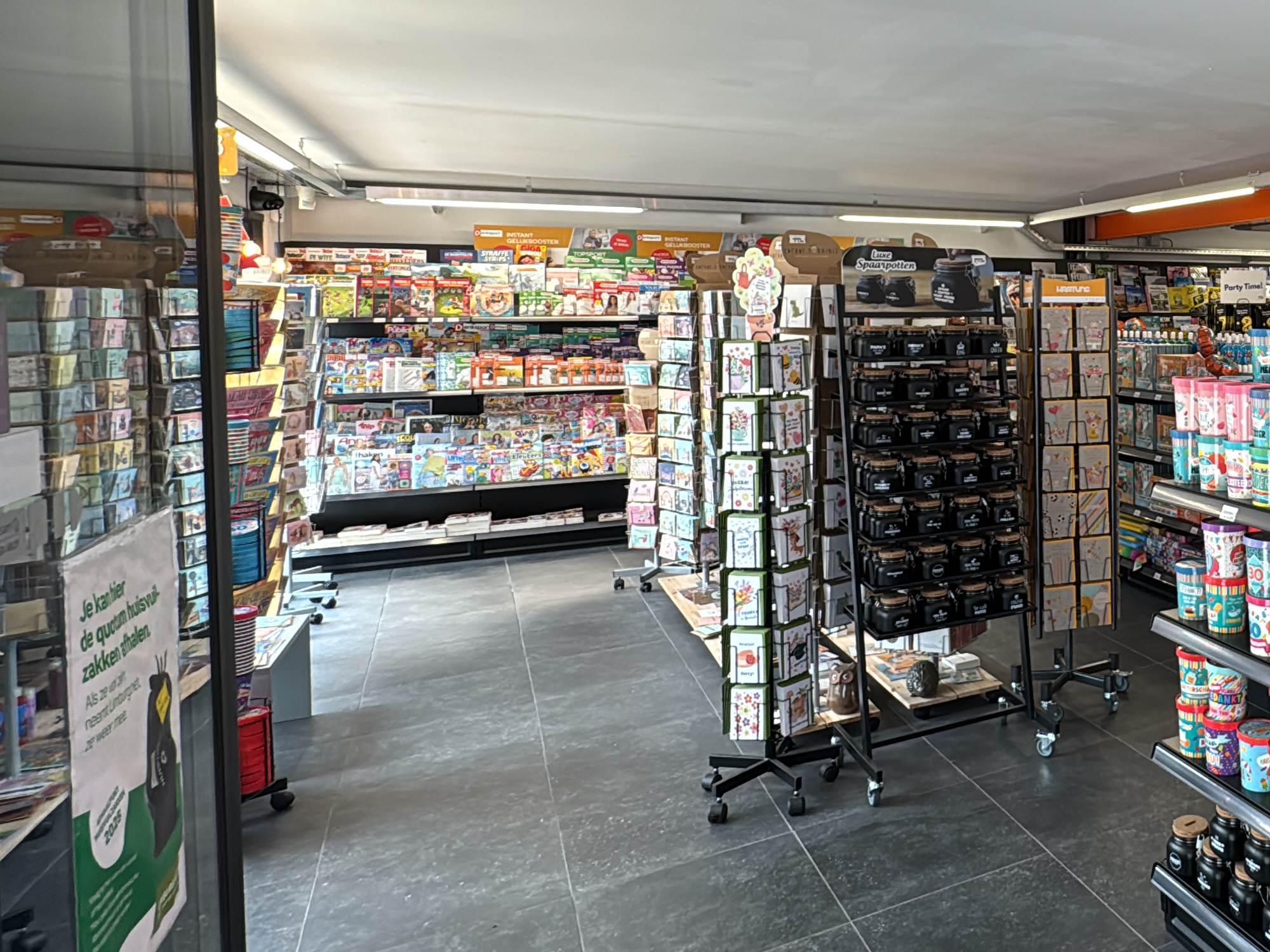 De winkel van LUX 2.0 van binnen, met wenskaarten, tijdschriften en schepsnoep